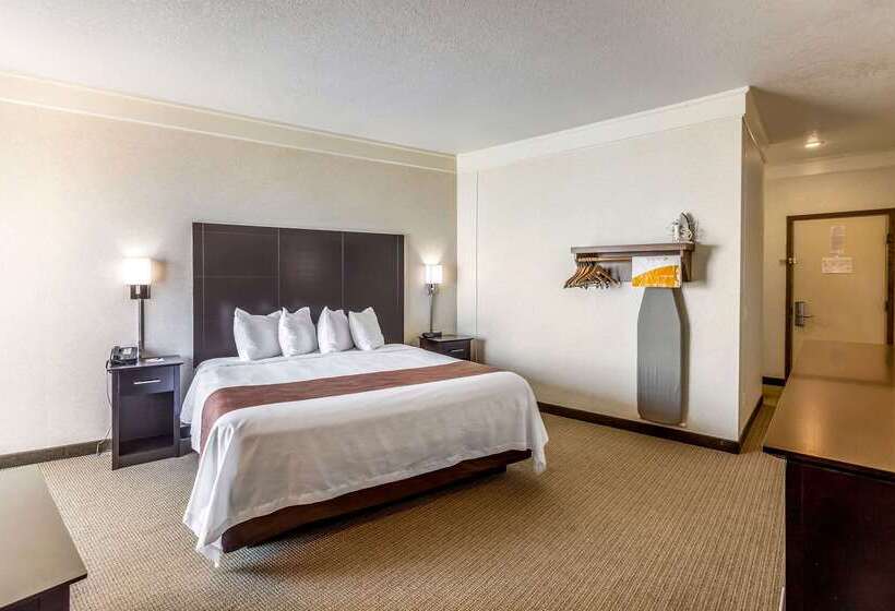 Отель Quality Inn Lakefront