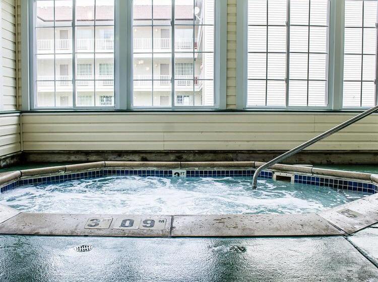 Отель Quality Inn Lakefront