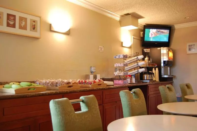 ホテル Western Inn Lakewood