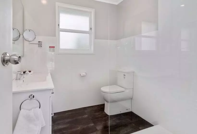 Cleveland Thermal Motel