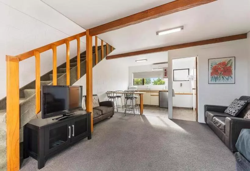 Coachman's Lodge Motel