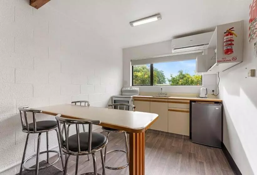 Coachman's Lodge Motel