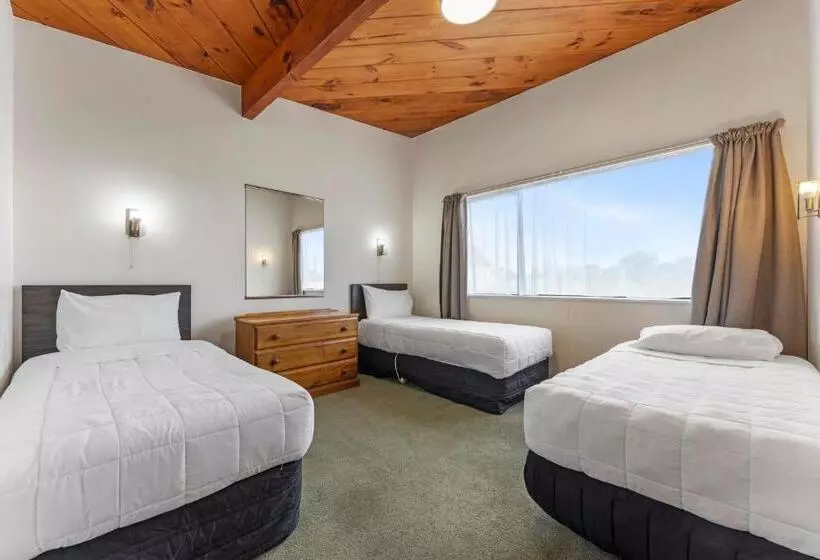 Coachman's Lodge Motel