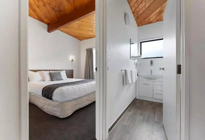 Coachman's Lodge Motel