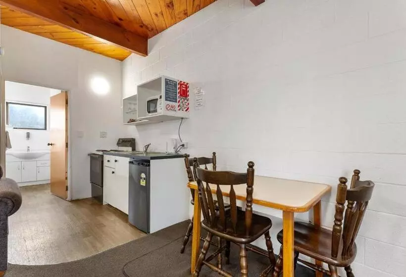 Coachman's Lodge Motel