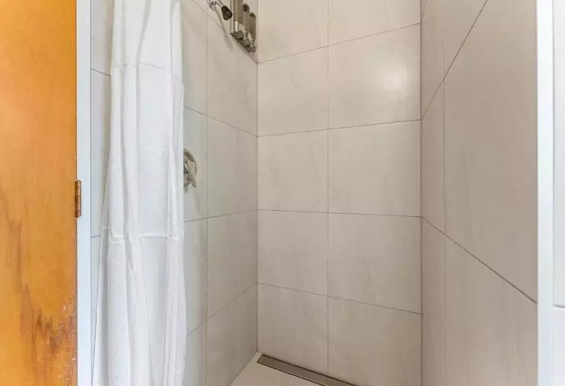 Coachman's Lodge Motel