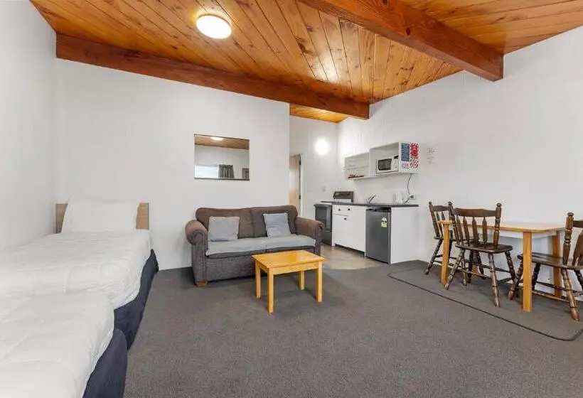 Coachman's Lodge Motel