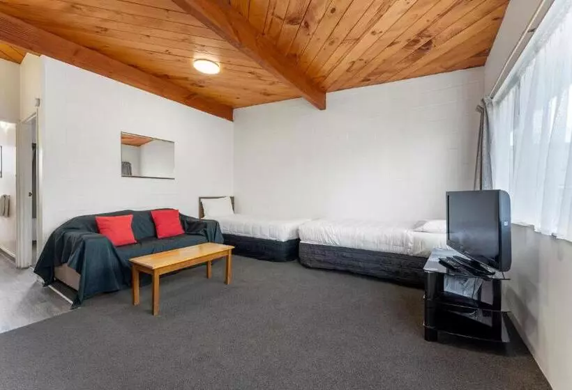 Coachman's Lodge Motel