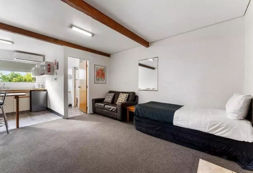 Coachman's Lodge Motel