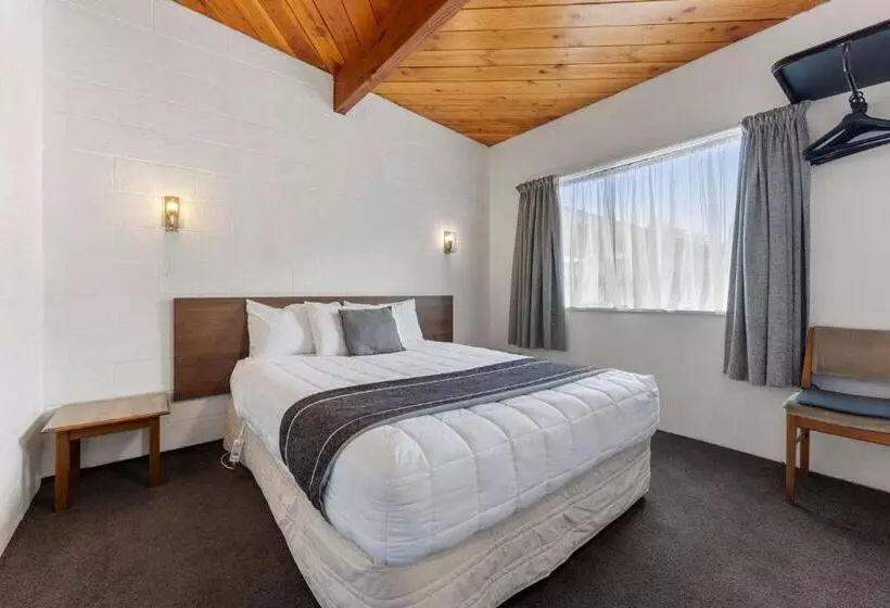 Coachman's Lodge Motel