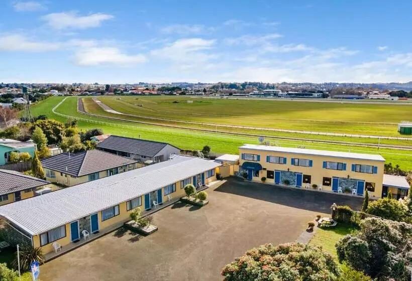 Coachman's Lodge Motel