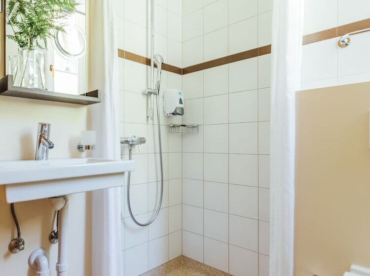 هتل Budget Rooms Gstaad