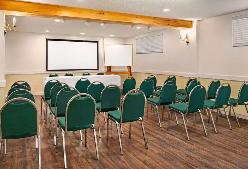 هتل Howard Johnson By Wyndham Gravenhurst