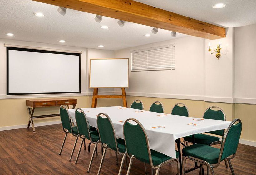 فندق Howard Johnson By Wyndham Gravenhurst