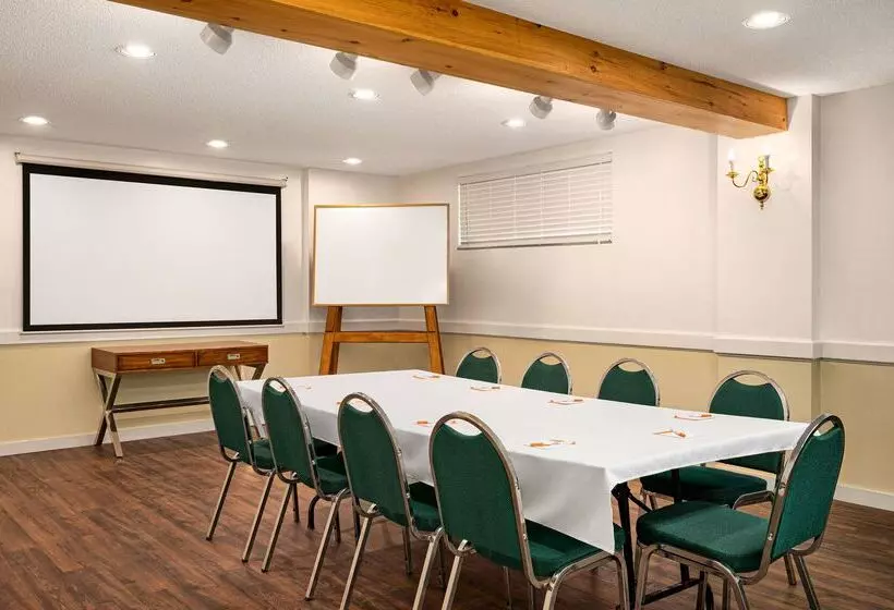 هتل Howard Johnson By Wyndham Gravenhurst