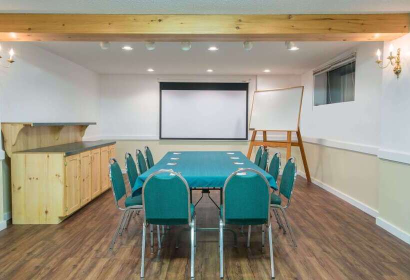 فندق Howard Johnson By Wyndham Gravenhurst