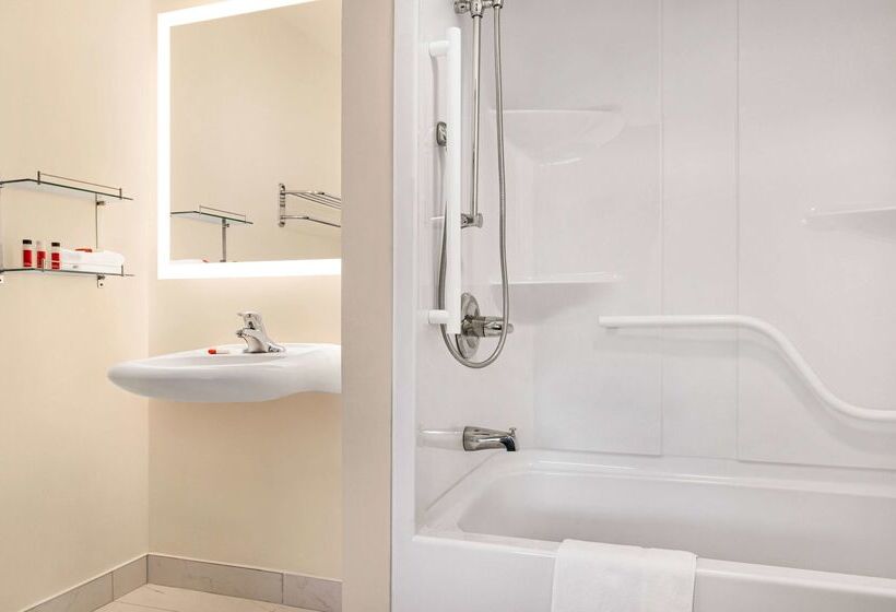 فندق Howard Johnson By Wyndham Gravenhurst