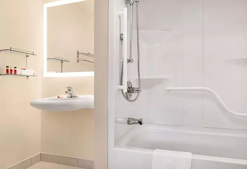 هتل Howard Johnson By Wyndham Gravenhurst