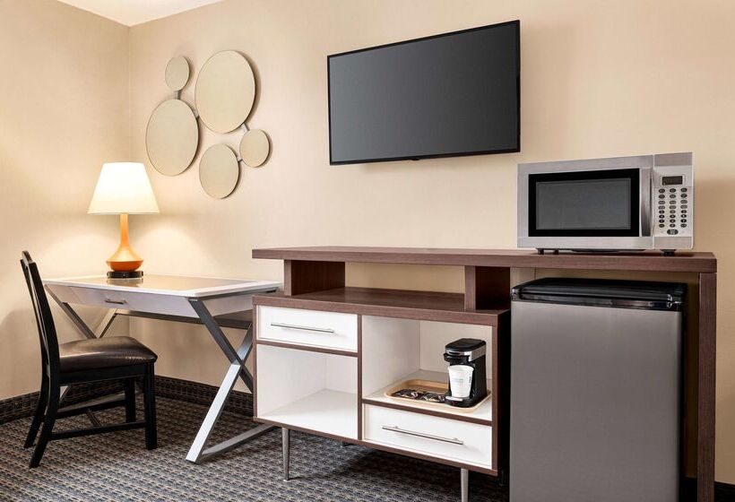 فندق Howard Johnson By Wyndham Gravenhurst