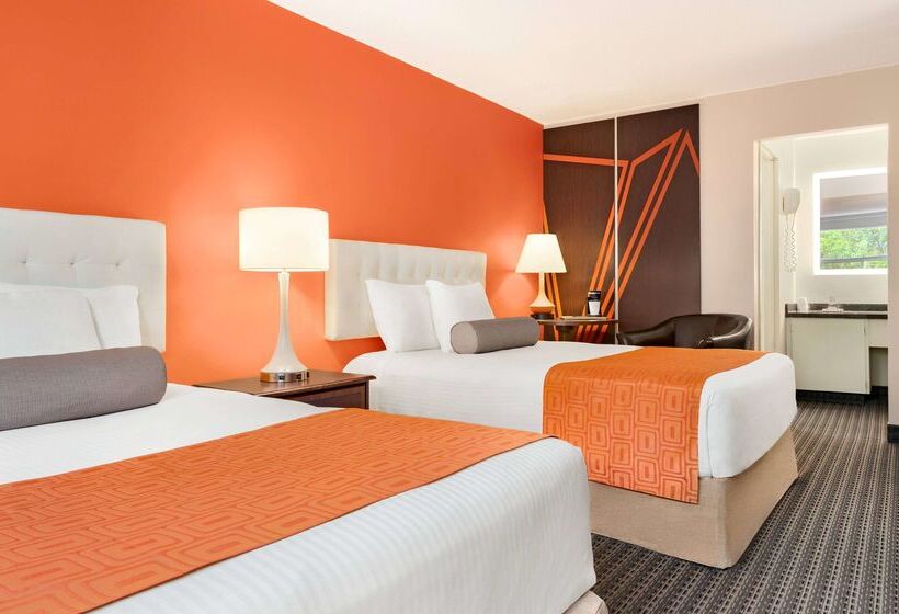 فندق Howard Johnson By Wyndham Gravenhurst