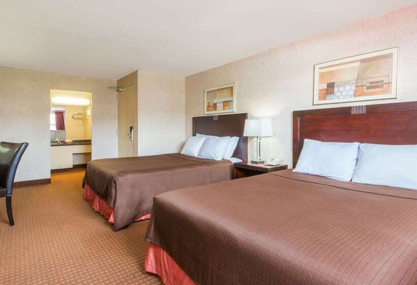 فندق Howard Johnson By Wyndham Gravenhurst