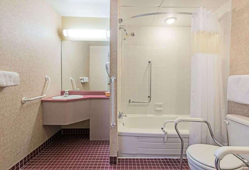 فندق Howard Johnson By Wyndham Gravenhurst