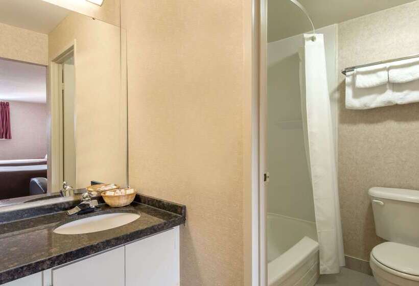 فندق Howard Johnson By Wyndham Gravenhurst