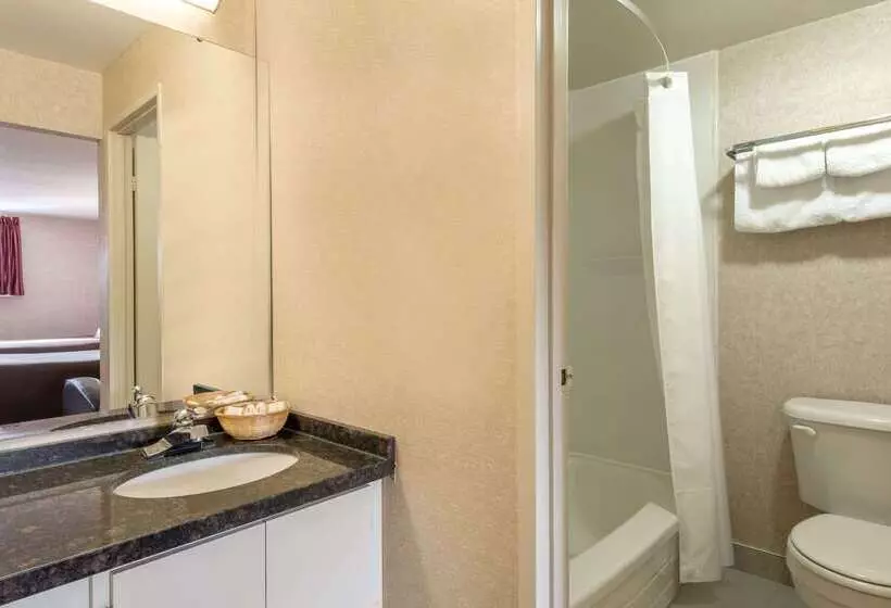 هتل Howard Johnson By Wyndham Gravenhurst