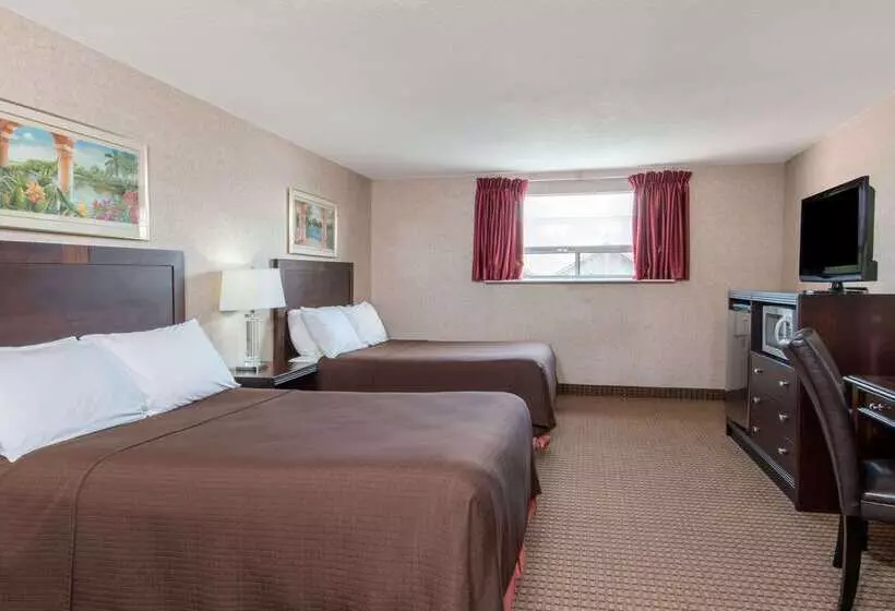 هتل Howard Johnson By Wyndham Gravenhurst