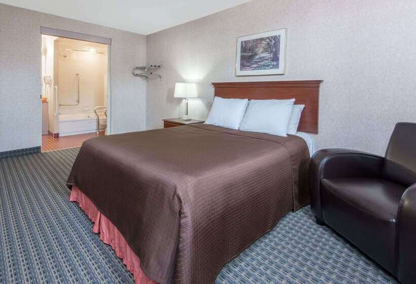 فندق Howard Johnson By Wyndham Gravenhurst