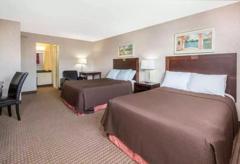 هتل Howard Johnson By Wyndham Gravenhurst