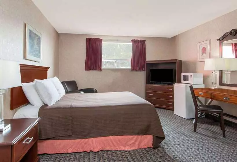 هتل Howard Johnson By Wyndham Gravenhurst