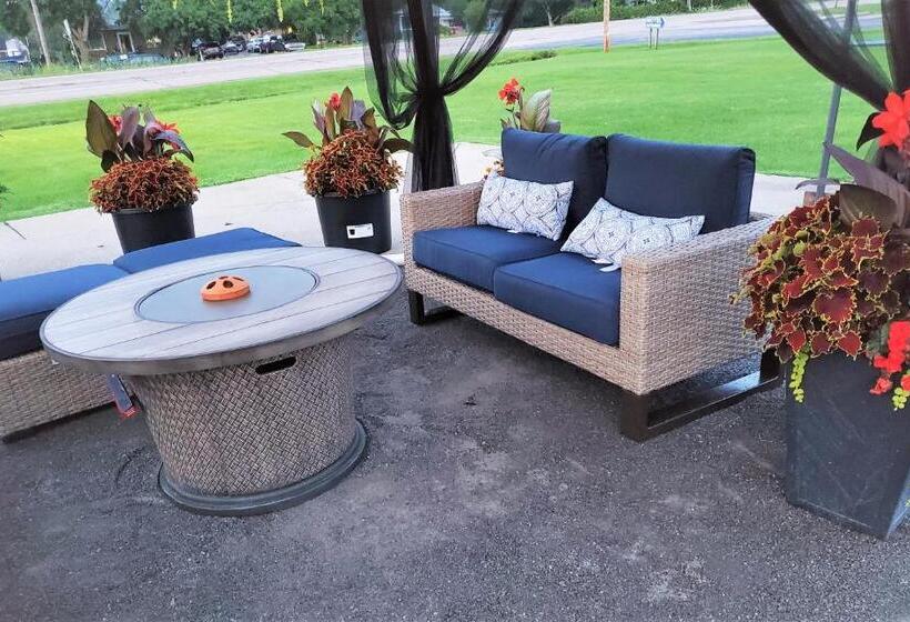 בית מלון כפרי Knights Inn Colonial Fireside Inn