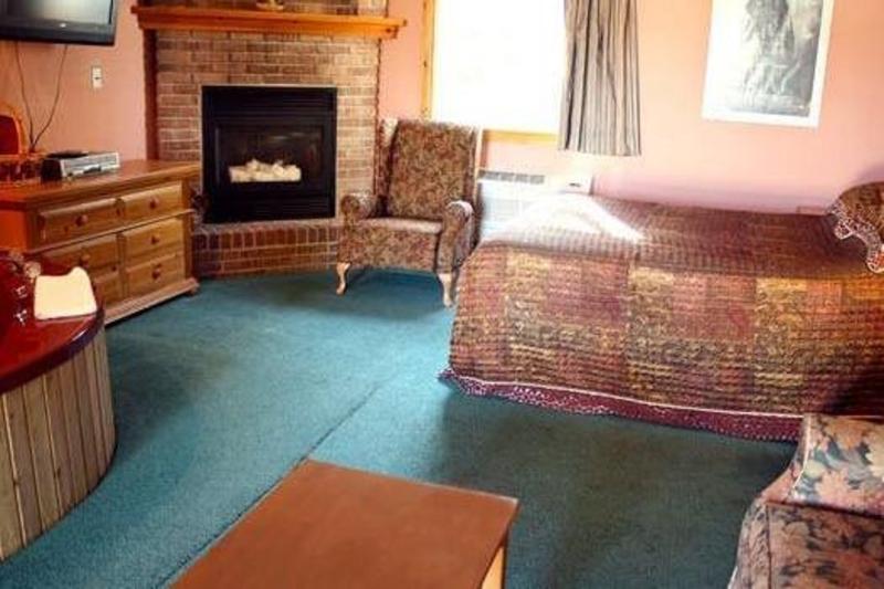 בית מלון כפרי Knights Inn Colonial Fireside Inn