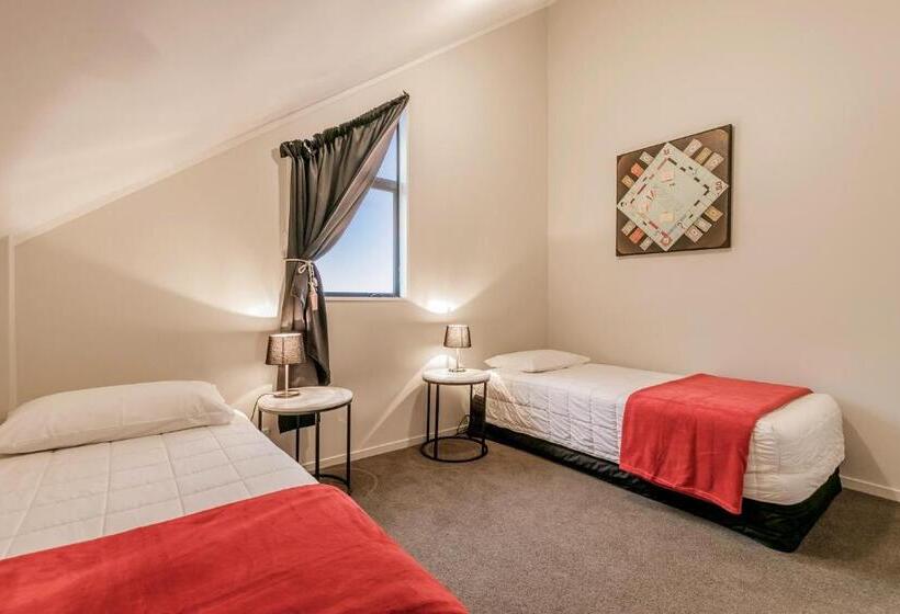 Le Chalet Suisse Motel Taupo