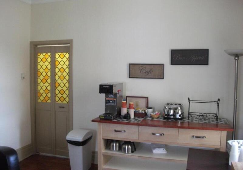 מוטל Rodeway Inn King William