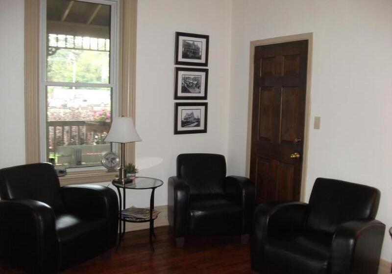 מוטל Rodeway Inn King William