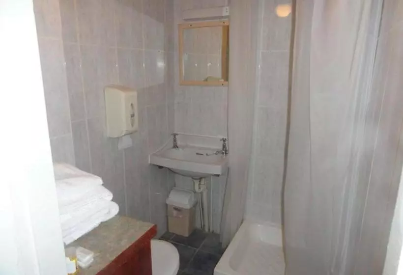 בית מלון כפרי Clifton Court