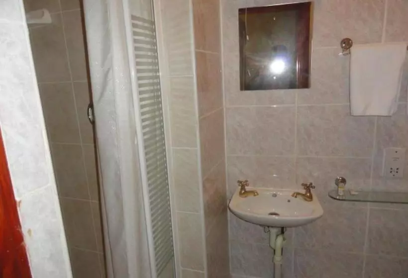 בית מלון כפרי Clifton Court