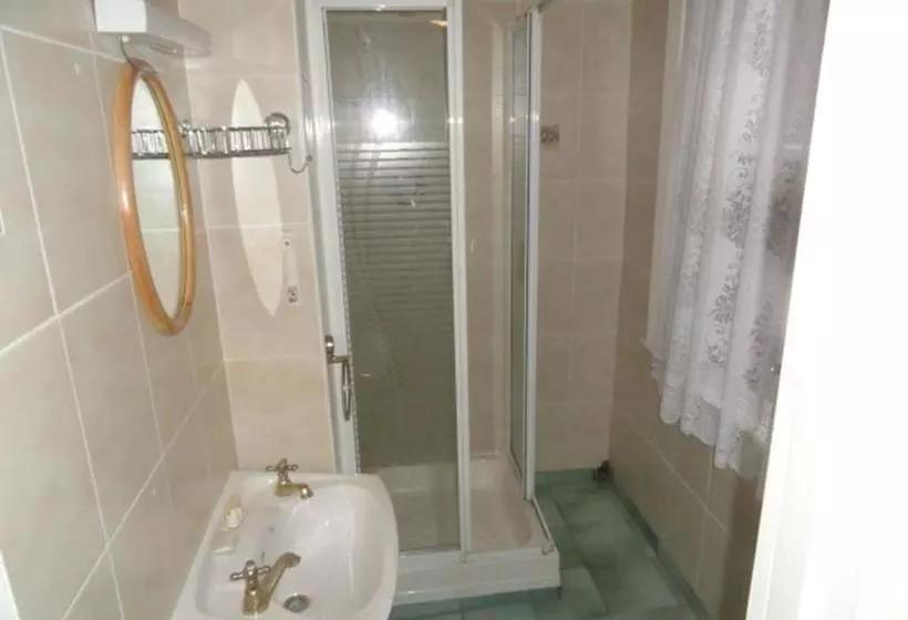 בית מלון כפרי Clifton Court