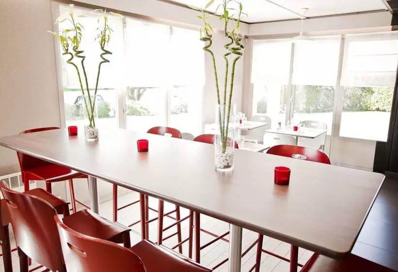 Отель Campanile Avallon