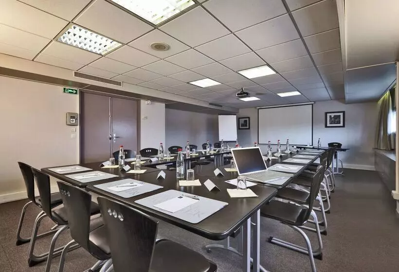 Отель Campanile Le Bourget – Airport