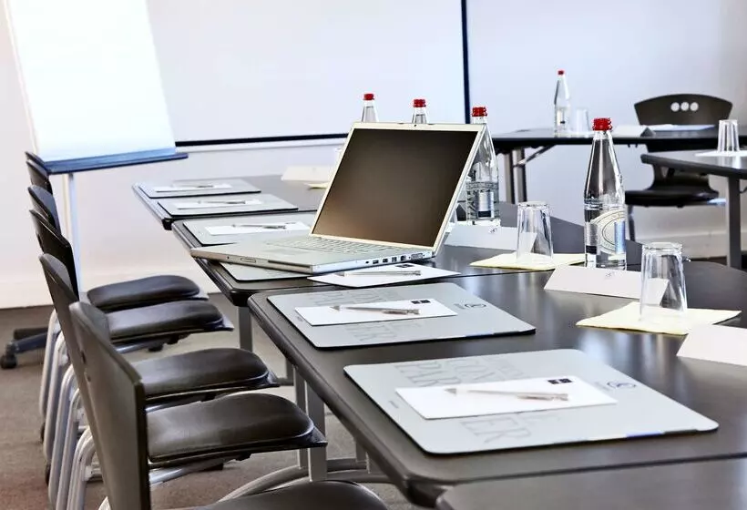 Отель Campanile Le Bourget – Airport