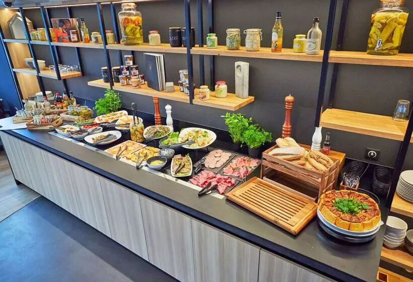 Отель Campanile Le Bourget – Airport