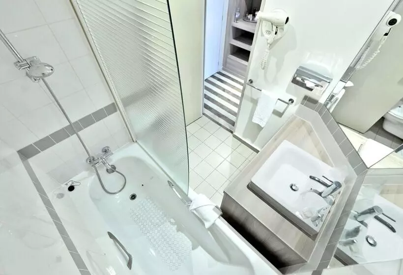 Отель Campanile Le Bourget – Airport