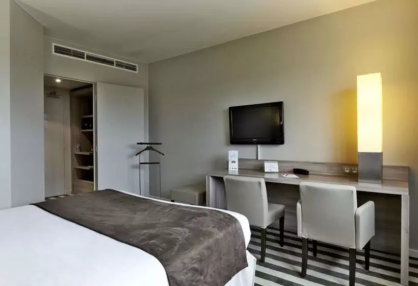 Отель Campanile Le Bourget – Airport