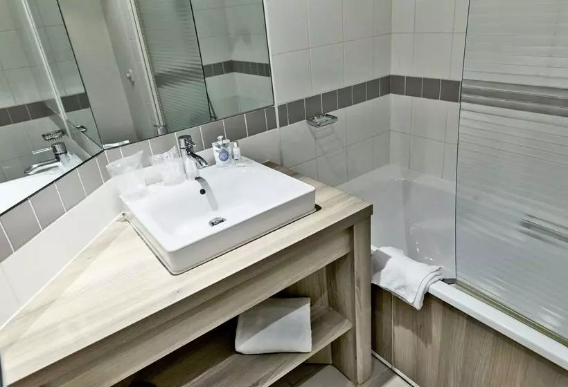 Отель Campanile Le Bourget – Airport