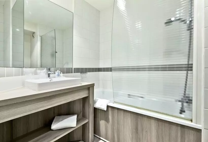 Отель Campanile Le Bourget – Airport