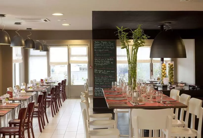 ホテル Kyriad Brie Comte Robert