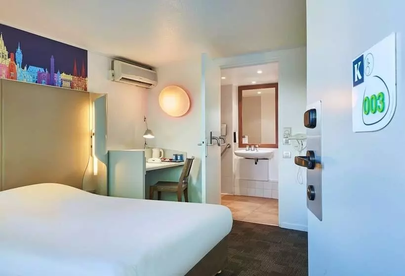 ホテル Kyriad Brie Comte Robert